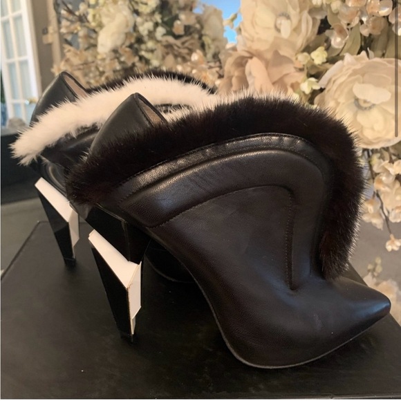 BRAND NEW FENDI ANKLE BOOTS! CHIC! SIZE 6 - Picture 3 of 9